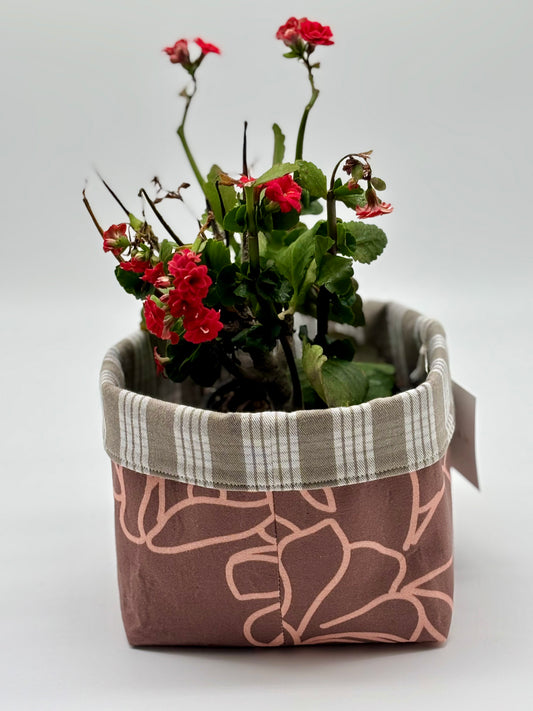 Garden Geranium in a Hana I‘a Puakinekine Palaka-print planter—where classic floral beauty meets timeless island design